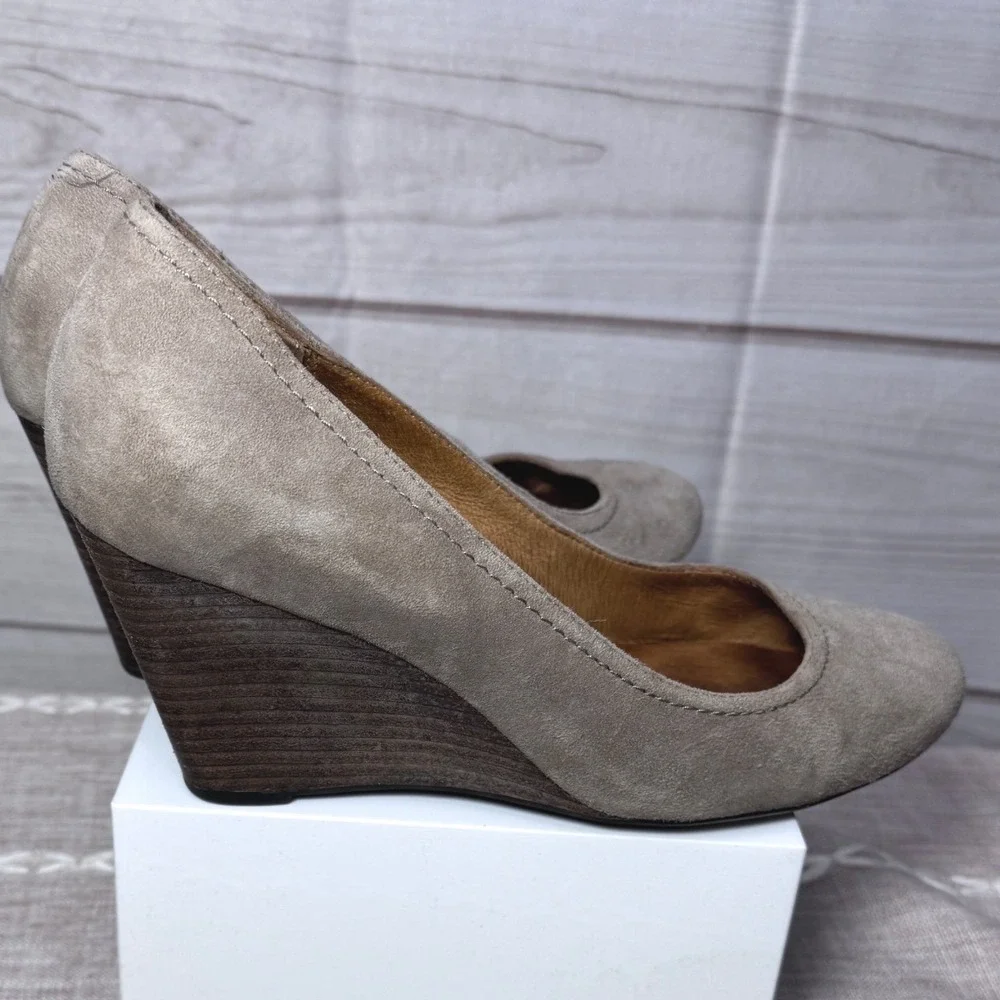 Clarks Artisan Taupe Grey Suede Wedge Pumps Round Toe Shoes Womens 8.5 M